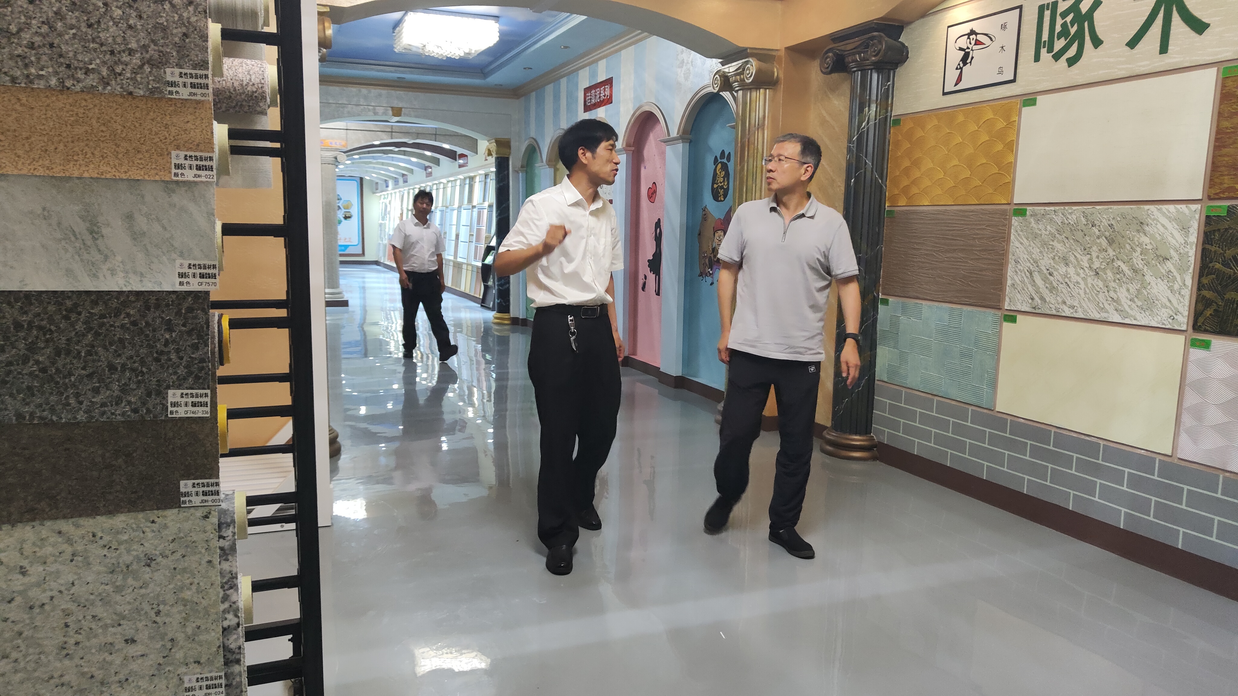 啄木鸟漆业集团 